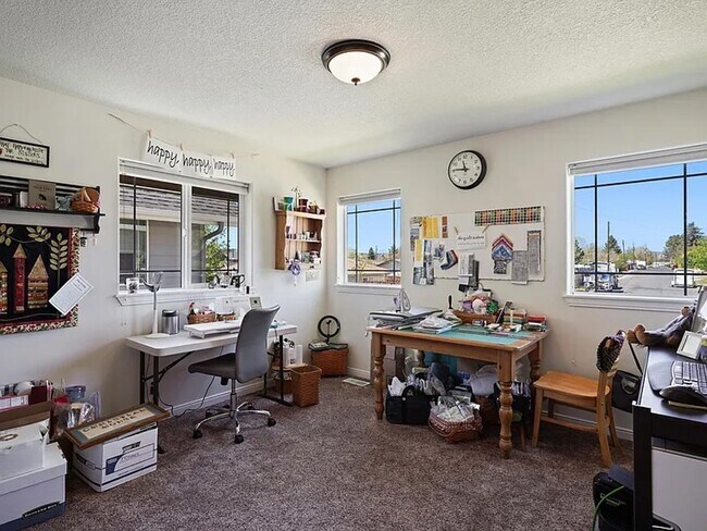 Building Photo - Spacious Prineville Home with Large Backyard!