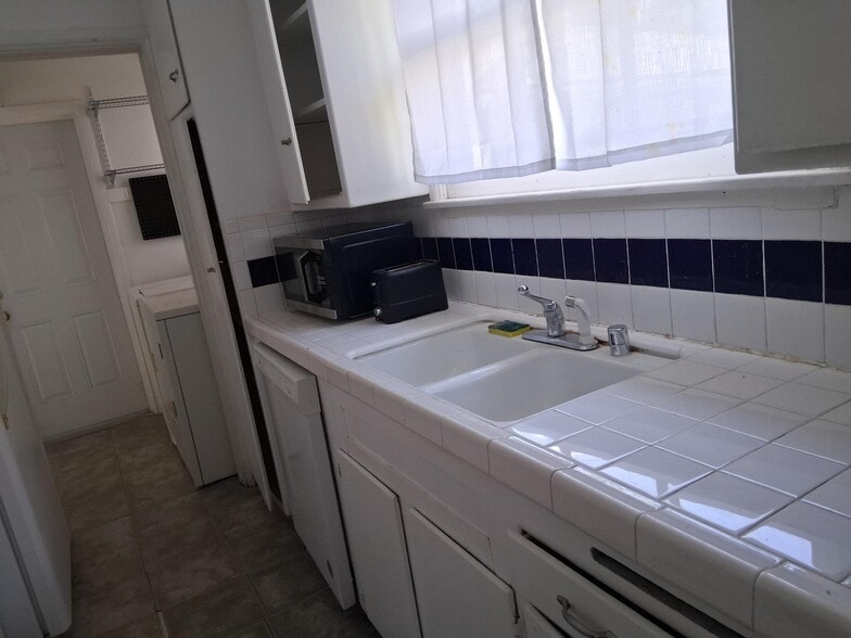 kitchen with dishwasher - 902 Patterson Ave