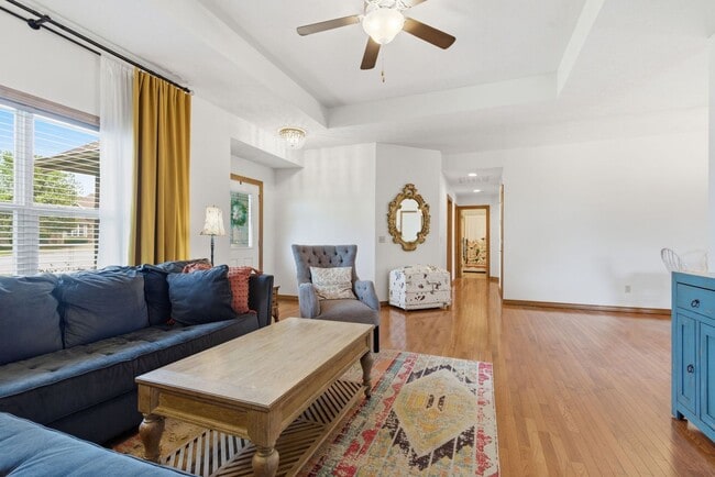 Building Photo - 3 Bedroom | 2 Bathroom | 2 Car Garage| Ozark MO | Fireplace | Separate Green House/Office | Fence...