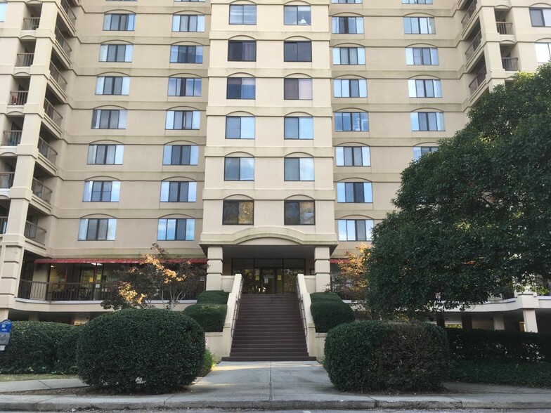 Building Photo - 1600 Park Cir