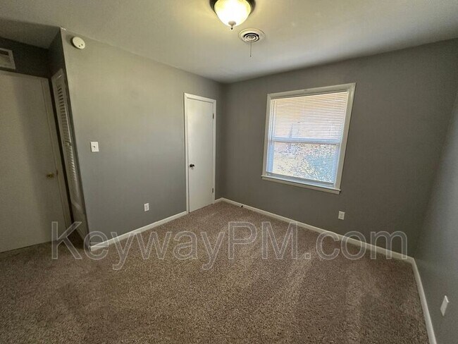 Building Photo - 4431 Roxbury Dr