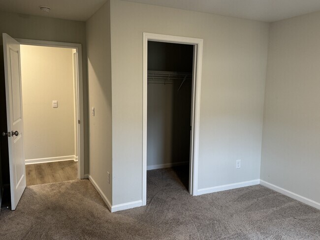 Building Photo - 424 Kohn Dr