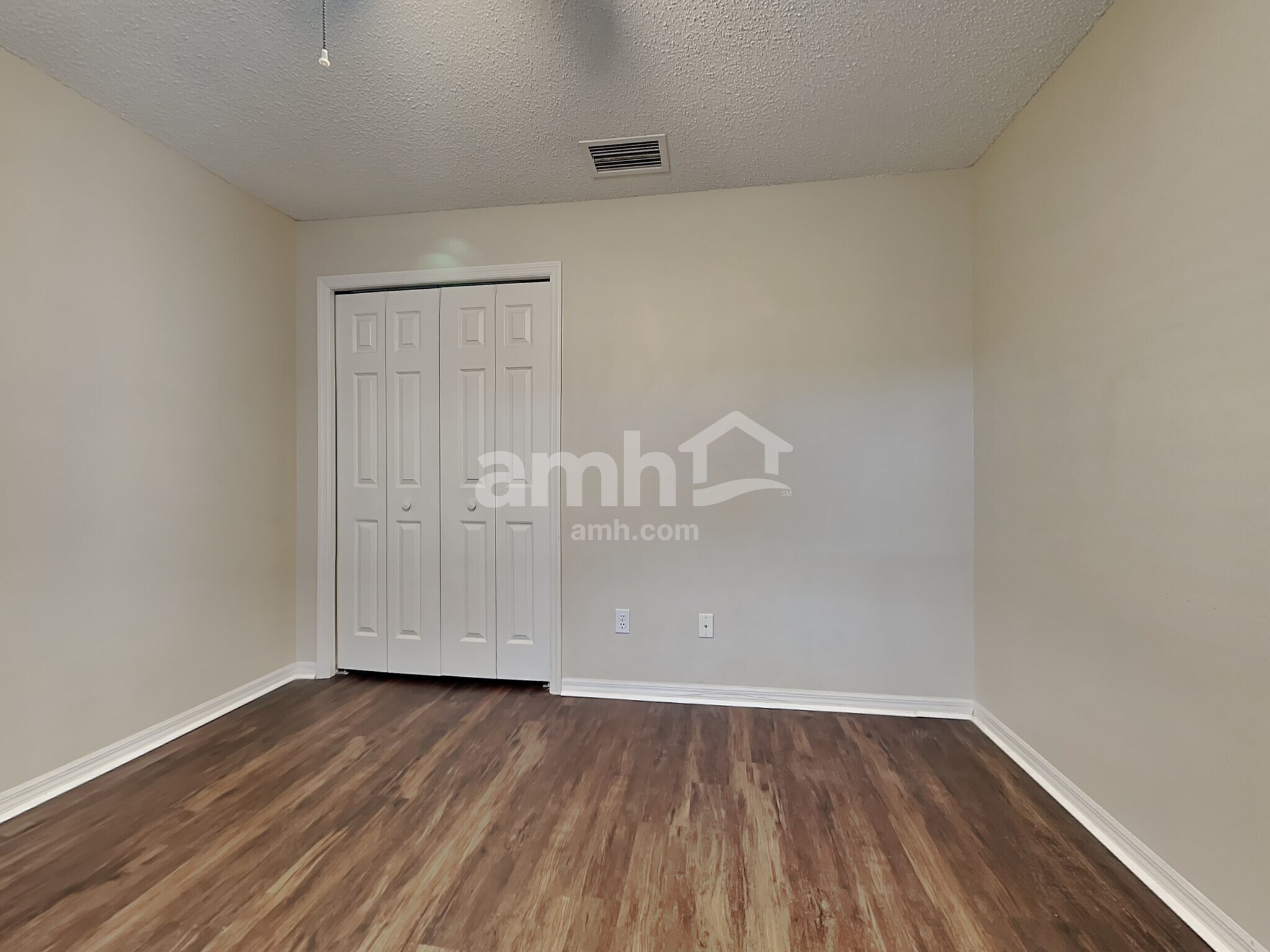 Building Photo - 17758 Oak Bridge St