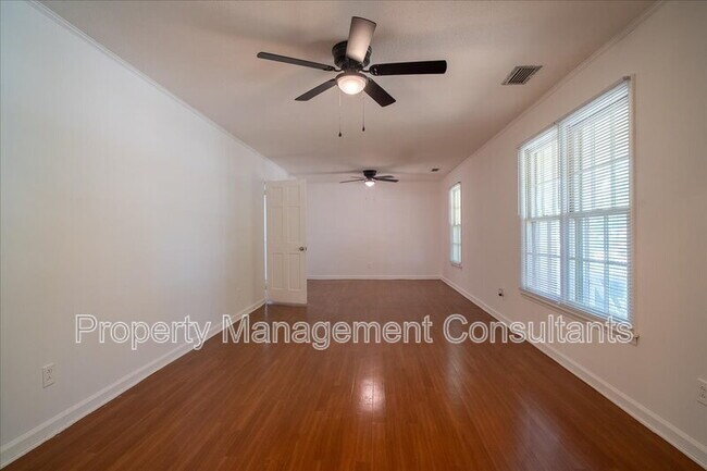 Building Photo - 2524 Chickasaw Dr