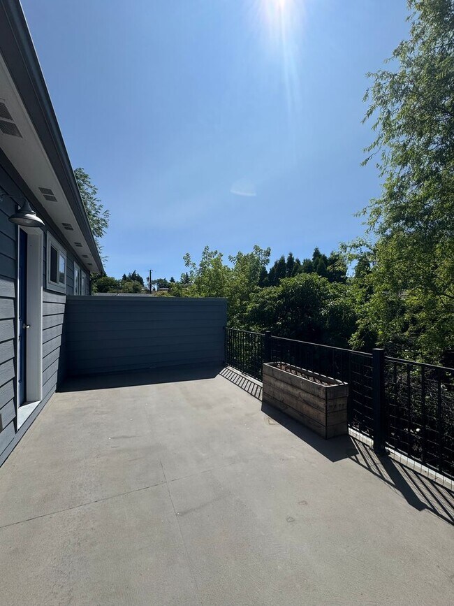 Building Photo - 3-Bed, 3-Bath Home for Lease w/ Rooftop De...