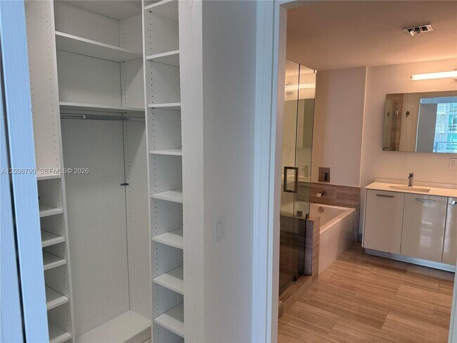 Building Photo - 1300 Brickell Bay Dr