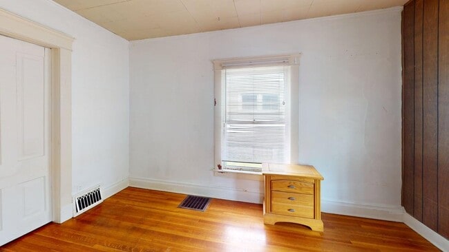 Building Photo - 717 Dewey Ave