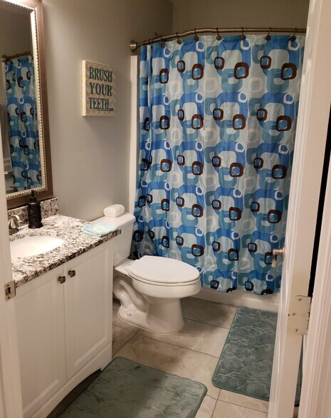 Upstairs full bath - 76550 Longleaf Loop