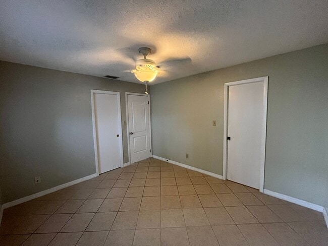 Building Photo - 1239 E Ridgewood St