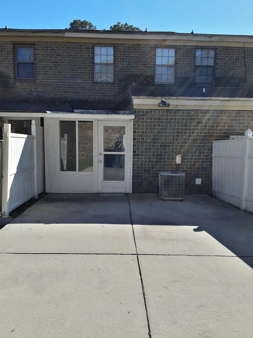 Building Photo - 103 Kimeran Ln APT B
