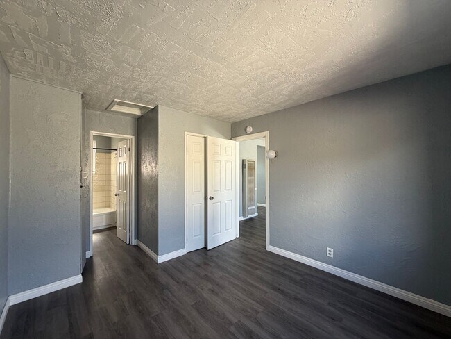 Building Photo - P156