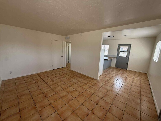 Building Photo - 2515 E Linden St