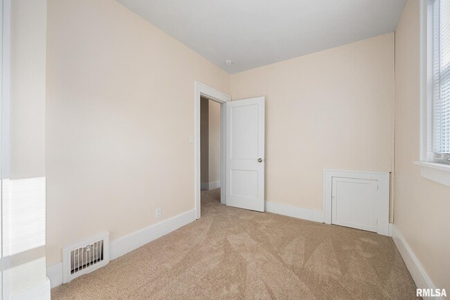 Building Photo - 400 E Virginia Ave