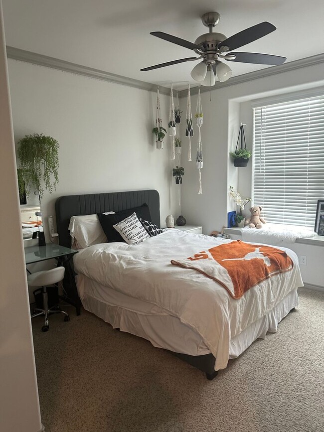 Building Photo - 3/2.5 Townhome in Burleson