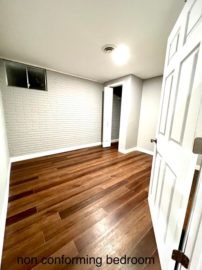 Building Photo - 2116 E Regency Plz