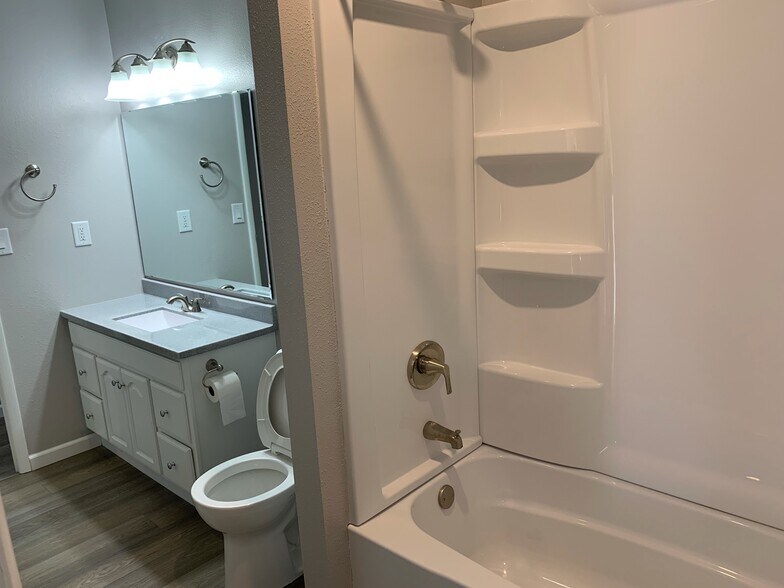 Upstairs Bathroom - 424 12th Ave S