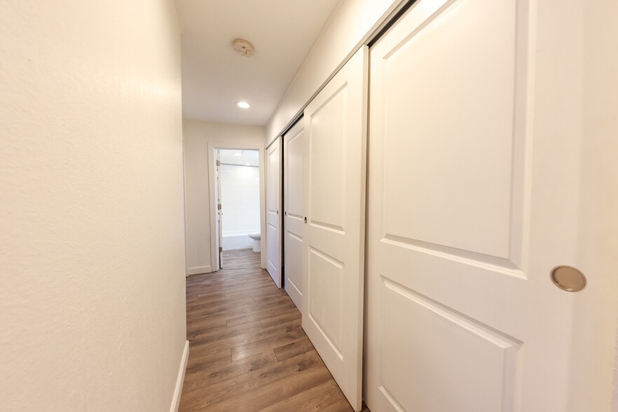 Building Photo - 4624 Cedar Lake Road S #2