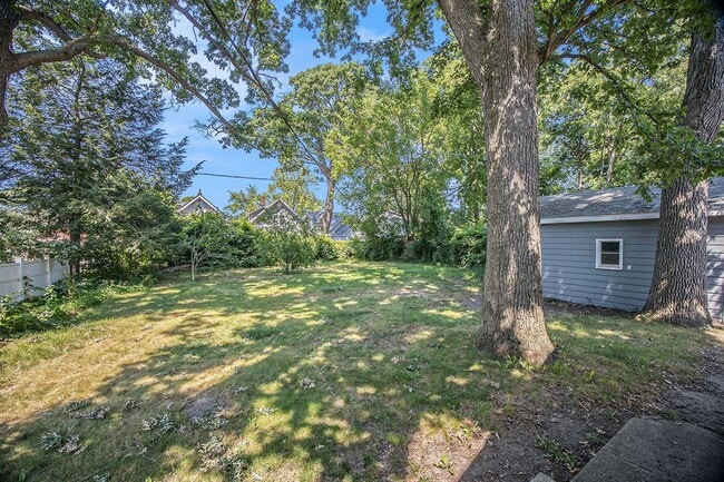 Building Photo - Spacious 5BR/2.5BA in Creston with Garage & Fenced Backyard