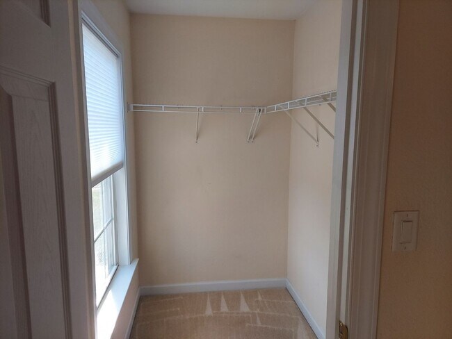 Building Photo - 3 Bed 2.5 Bath Townhouse