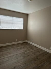 Building Photo - 930 N Van Buren St