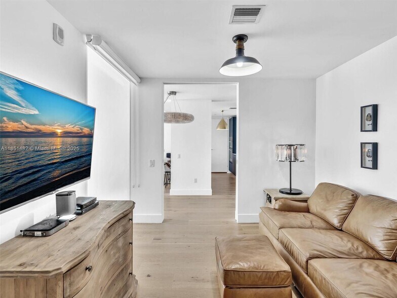 Building Photo - 1300 Brickell Bay Dr