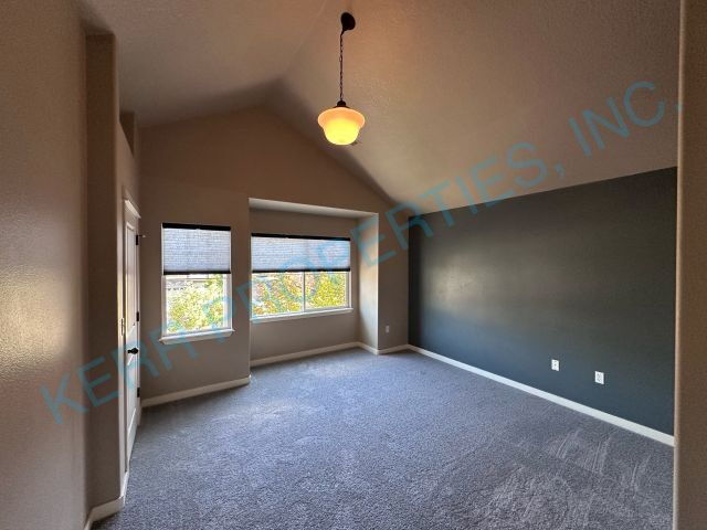 Building Photo - Charming 2-Bed Townhouse Retreat with 2.5 ...