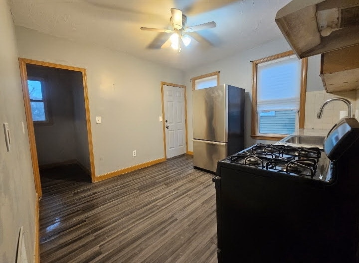 Eat-In Kitchen - With Full Size Walk-in Pantry - 8 Navillus Ter