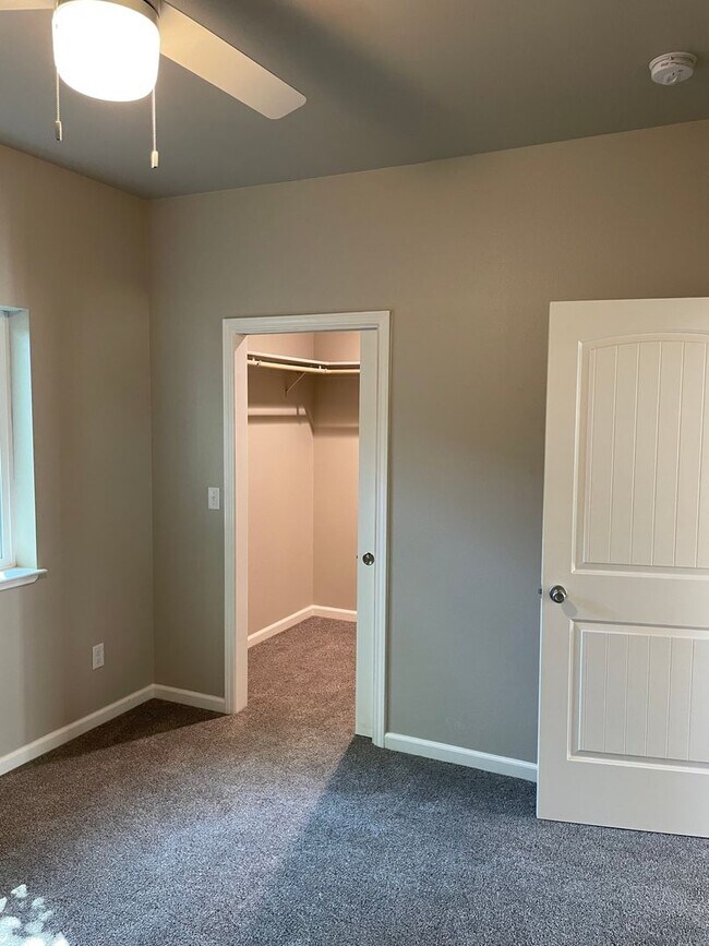 Building Photo - 485 E 6th St