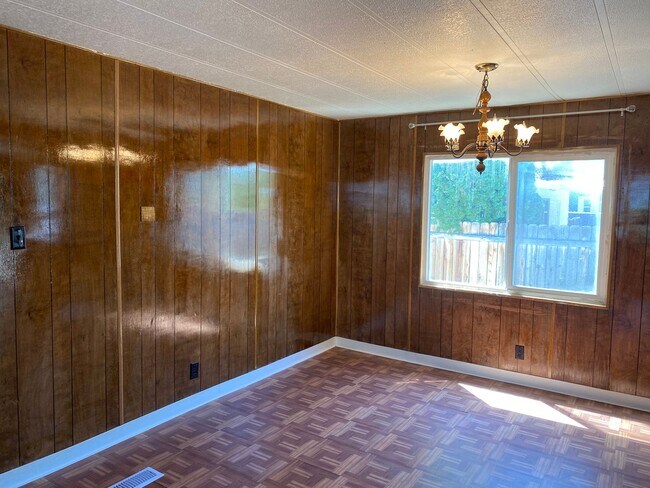 Building Photo - Large 3 bed 2 bath with fenced back yard