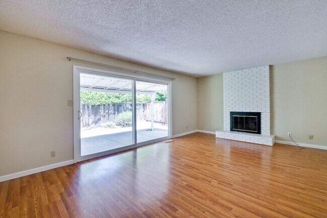 Building Photo - 1341-1343 Kingfisher Way