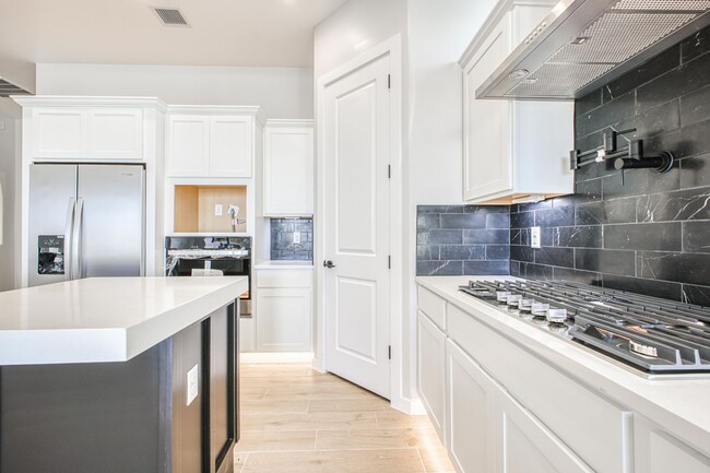 Building Photo - Beautiful East side House 4 bed-2.5 baths, part of The  Club that includes Swimming Pool, Gym, Te...