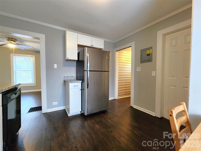 Building Photo - 507 S Vance St