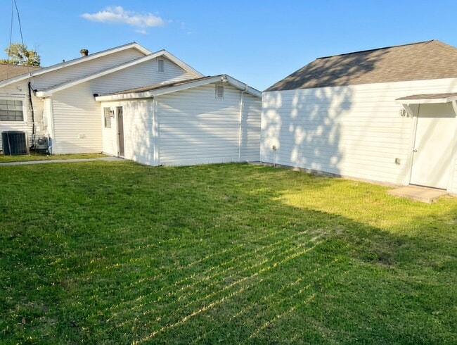 Building Photo - 221 Hyta St