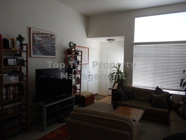 Building Photo - ****Beautiful 2 bed/2 bath Townhouse in Carlsbad - Great Location - Available 06/21****