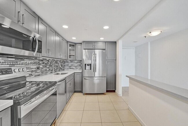 Building Photo - 20505 E Country Club Dr