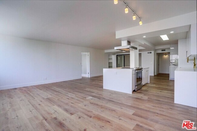 Building Photo - 435 N Oakhurst Dr