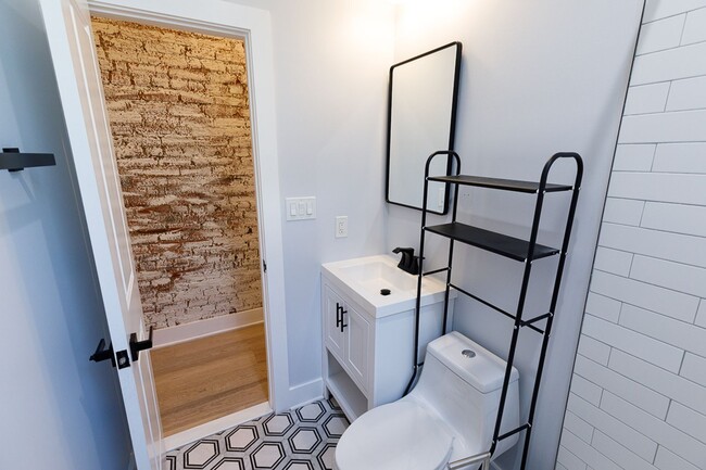 Building Photo - Beautifully Updated 4 Bed/3.5 Bath Row-Hom...