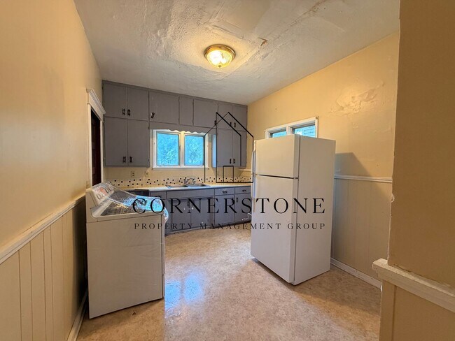Building Photo - 3 Bedroom House - $850