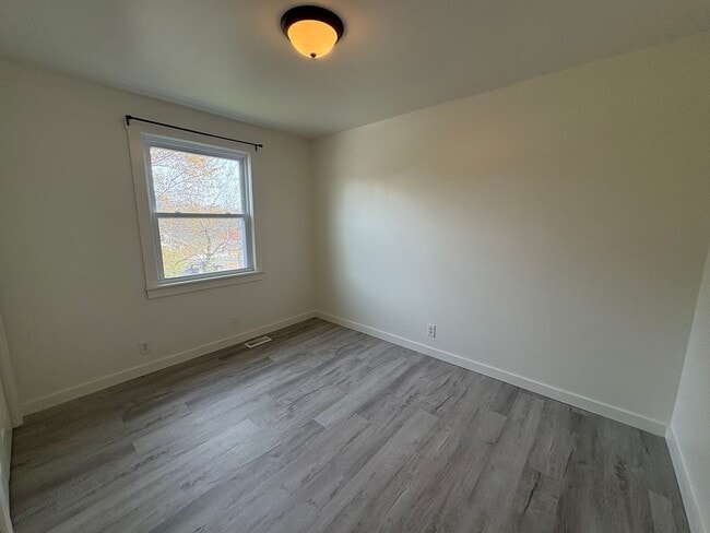 Building Photo - 2 Bedroom Across From McFerrin Park