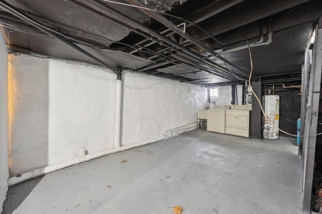 Building Photo - 3 Bedroom, 1.5 bath townhome