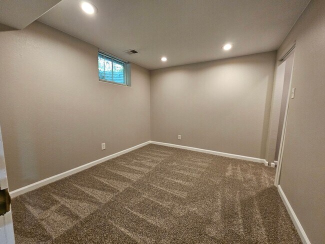Building Photo - Virginia Village Home New Paint, Carpet, Blinds Backs up to Cherry Creek Trail