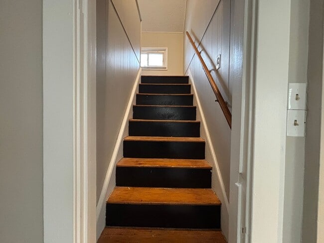 Building Photo - 3 Bedroom 1 Bath, Single Family Home, Lyell - Otis Neighborhood!