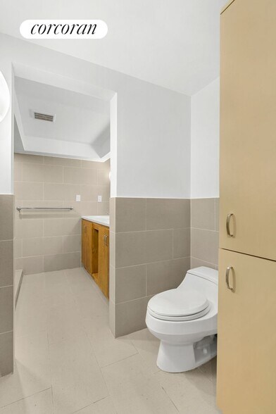 Building Photo - 448 W 25th St