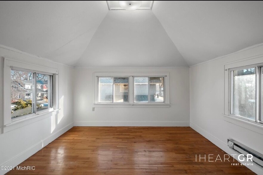 Building Photo - 58 Caledonia St NE