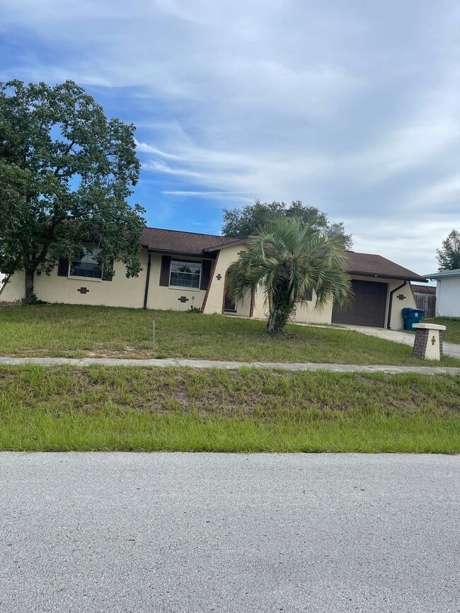 Building Photo - Adorable three bedroom two bath one car ga...