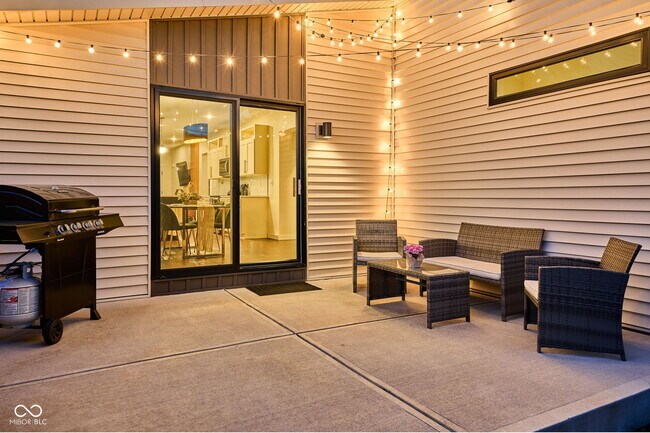 Building Photo - 806 N Beville Ave