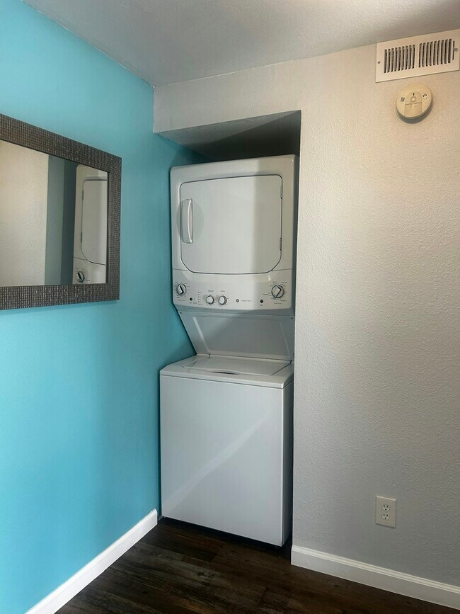 Building Photo - 2929 W Floyd Ave