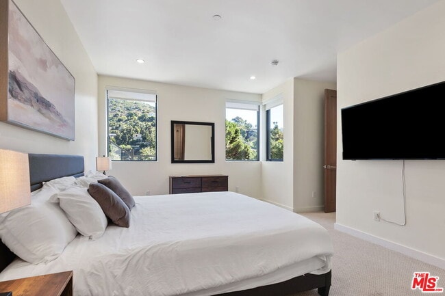Building Photo - 3843 Rambla Pacifico St