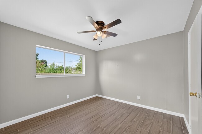 Building Photo - 5126 Denoron Dr