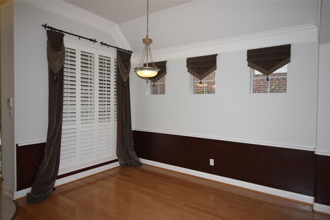 Building Photo - 1648 Lakeside Enclave Dr